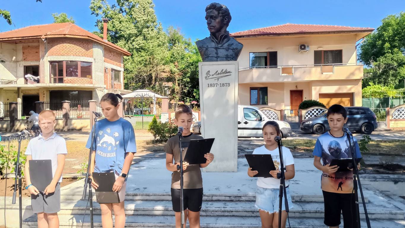 В Мездра почетоха 188-ата годишнина от рождението на Васил Левски В Мездра почетоха 188-ата годишнина от рождението на Васил Левски